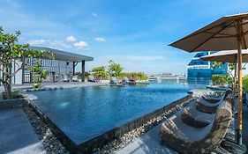 De Botan Srinakarin Hotel & Residence